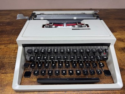 Nice! Serviced 1972 Olivetti Lettera 31 Vintage Ultra-Portable Typewriter