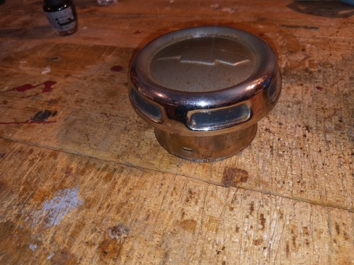 ORIGINAL CHEVROLET 1957-1959 TRUCK HORN BUTTON CENTER- NICE! - Picture 2 of 3