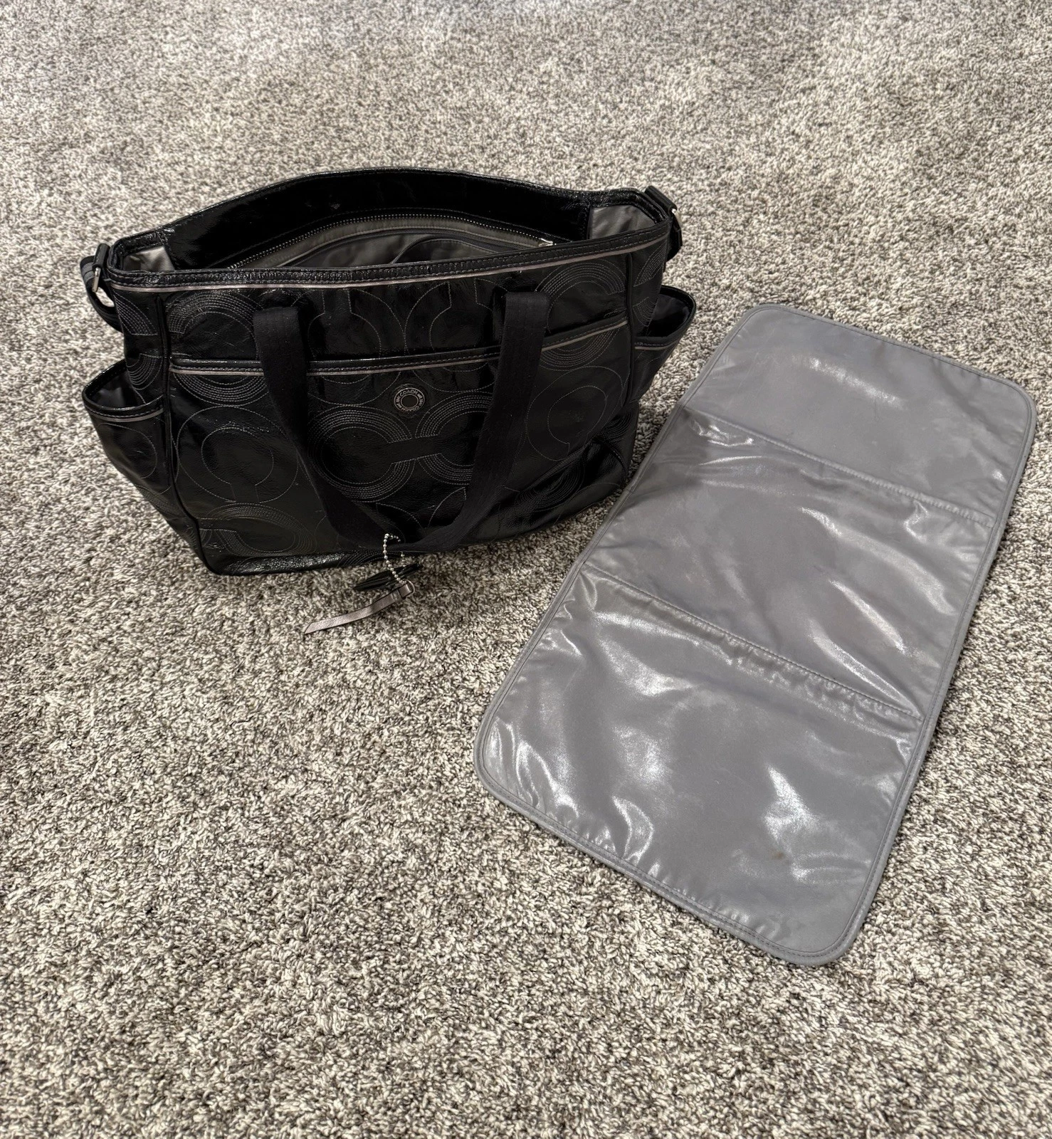 Coach Signature Patent Leather Diaper Bag Black Gray Shoulder Bag Changing Pad
Opens in a new window