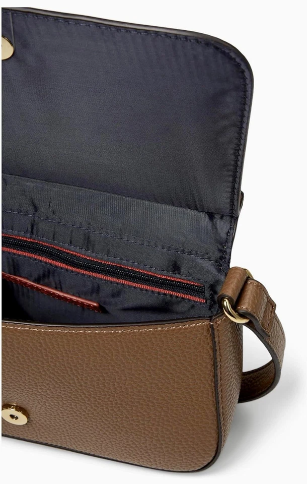 Bandolera Tommy Hilfiger Luanne II con solapa para mujer Foto 3 de 4