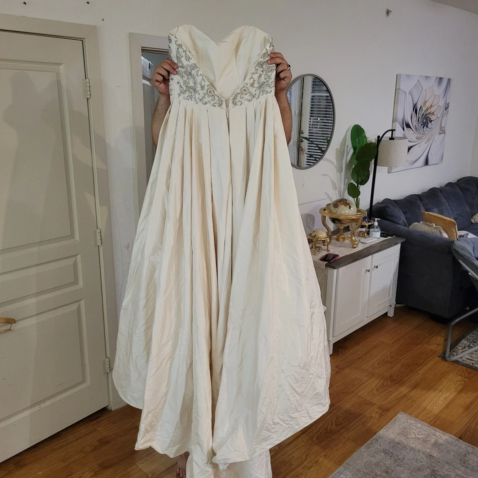 Amazing Couture Dupioni Silk Paloma Blanca Wedding Dress  - Image 4 of 4