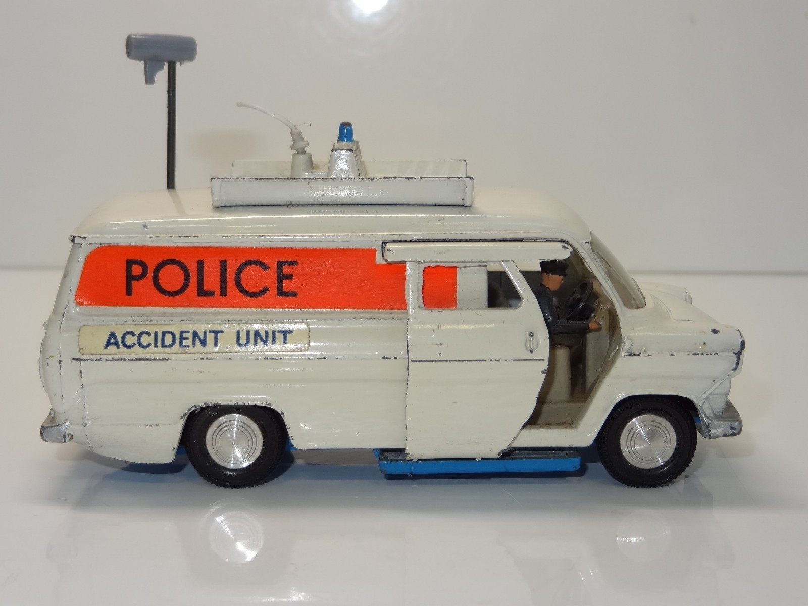 DINKY 287 FORD TRANSIT MK1 POLICE ACCIDENT UNIT VAN (415) thumbnail 5