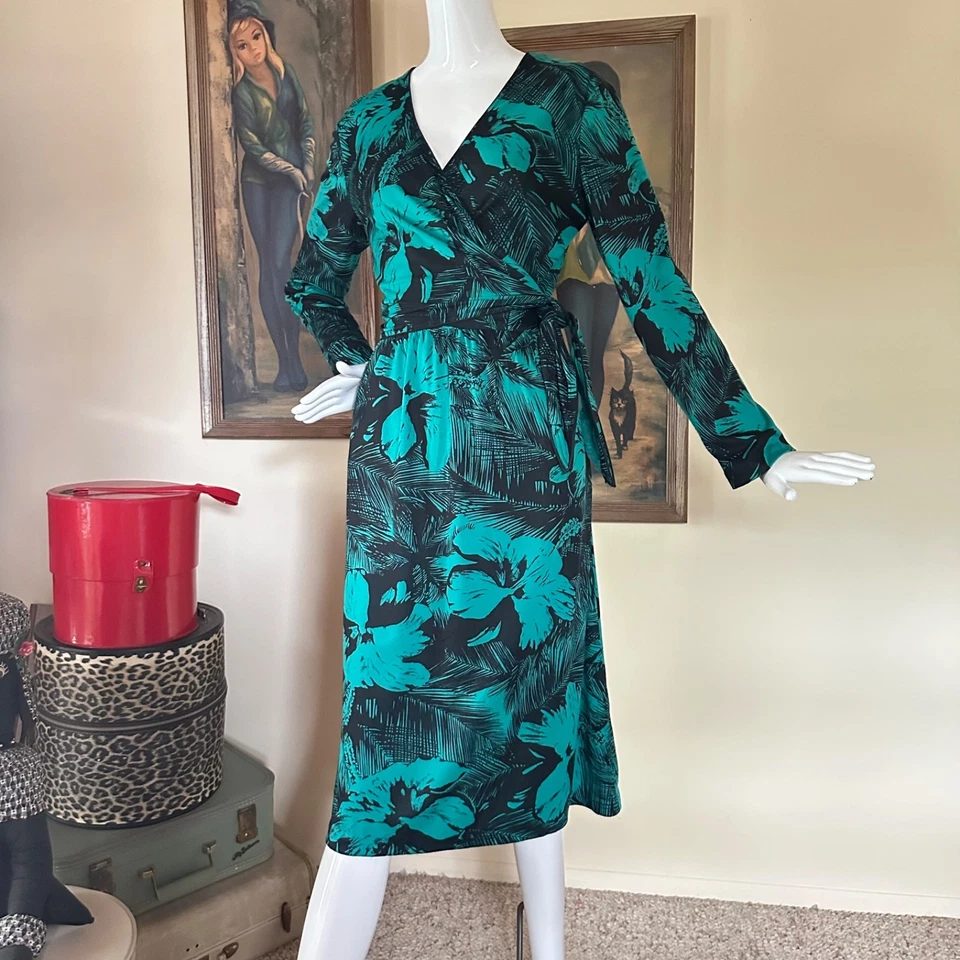Iconic Vintage 1980s Diane Von Furstenberg Wrap Dress Green Graphic Floral M - Image 3 of 4