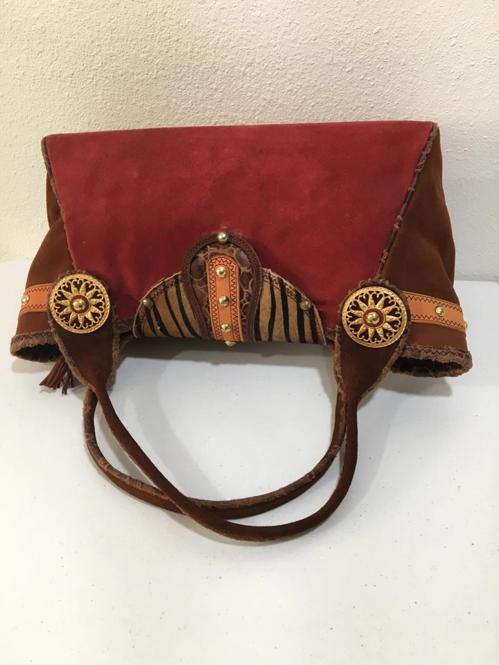 Bolso Cartera Mary Frances Dos Tonos Cuero Adornado Medallones Cuentas Tachuelas Foto 4 de 4