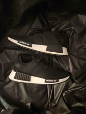 NWOT KIDS 4.5 NEVER WORE ADIDAS W/ THE STRIPES. MEMORY FOAM SOLE .DISPLAYMODEL
