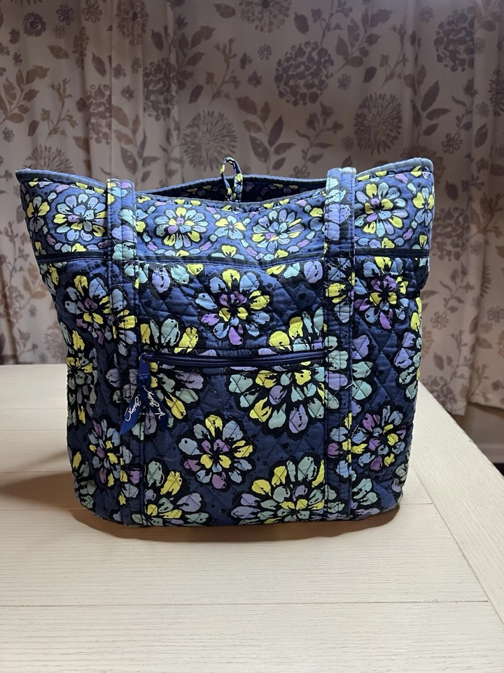 Bolso de Mano Vera Bradley Plisado “Indigo Pop” 6 Interiores 2 Bolsas Exteriores 13.5”x16” Foto 2 de 4
