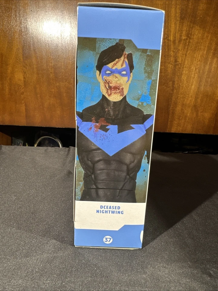 Figura de acción McFarlane Toys DC Essentials FALLECIDO Nightwing #37 Zombi fallecido Foto 4 de 4