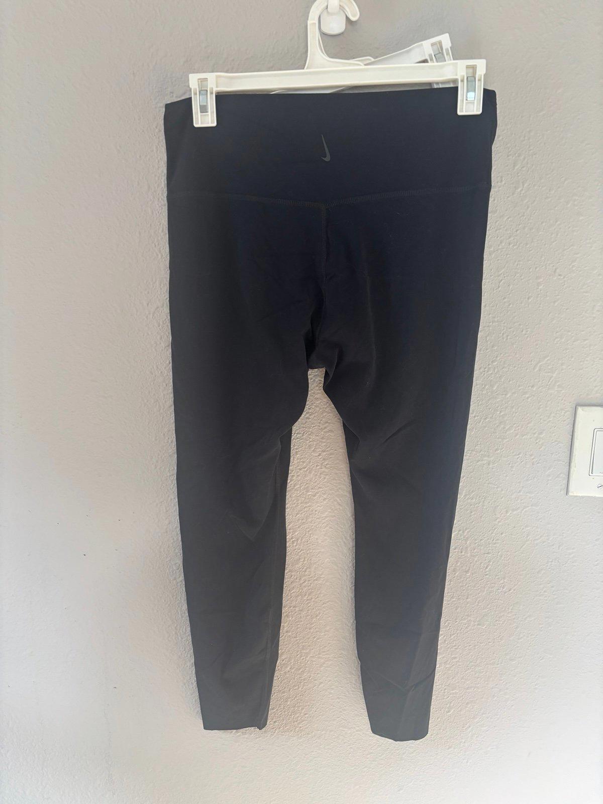 Leggings Nike Yoga Dri Fit neri taglia XL. Lievissimi segni di usura