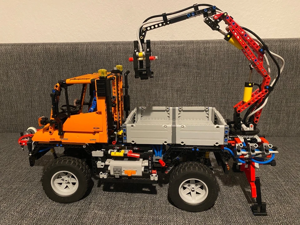 LEGO Technic 8110 Mercedes-Benz Unimog U400 mit Bauanleitungen - Bild 2 von 4