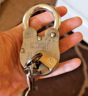 Vintage U.S. Mint Pad Lock Padlock & Two Keys Security 8 Levers No. 100 LOOK NR