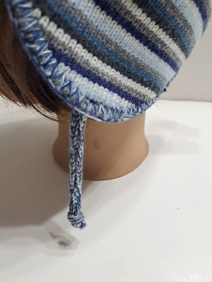 Sombrero tejido Limited Too azul, gris, blanco con borla en la parte superior Foto 2 de 4