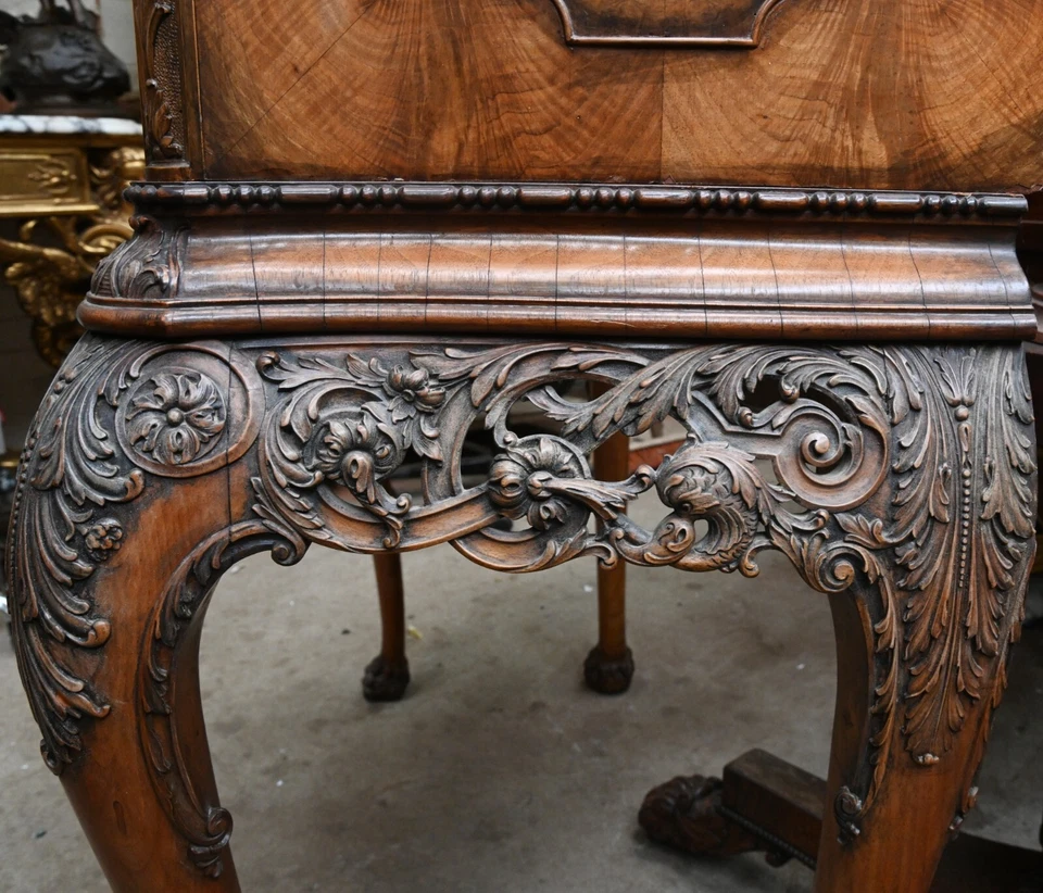 Gabinete de bebidas Queen Anne Revival rebabas nogal cóctel Foto 2 de 4