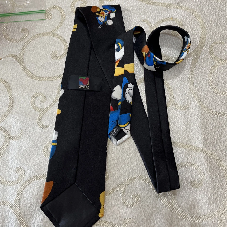 Gravata vintage Disney Store ilimitada do Pato Donald estampada por toda parte gestos à mão - Imagem 2 de 4