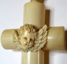 BELLE CROIX DE BERCEAU ANCIENNE ORNEE D'UNE TETE D' ANGELOT SCULPTEE FIN XIX