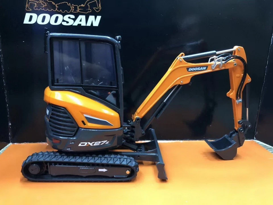 Universal Hobbies 1/25 DOOSAN DX27Z Compact Excavator Diecast Model UH8141 - Image 3 of 4