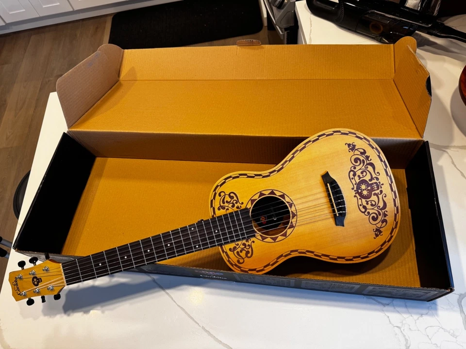 Guitarra Acústica Disney PIXAR COCO Edición Córdoba Mini Abeto + Estuche, Correa Foto 2 de 4