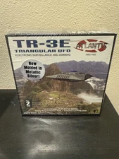 ATLANTIS 5 1/4" Static Model Kit TR-3E TRIANGULAR UFO AMC-1002 Metallic Silver