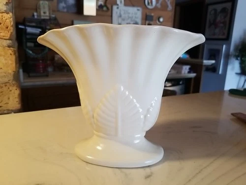 Vintage Red Wing Rumrill Pottery #517 Fan w Leaves Flower Vase Ivory!
