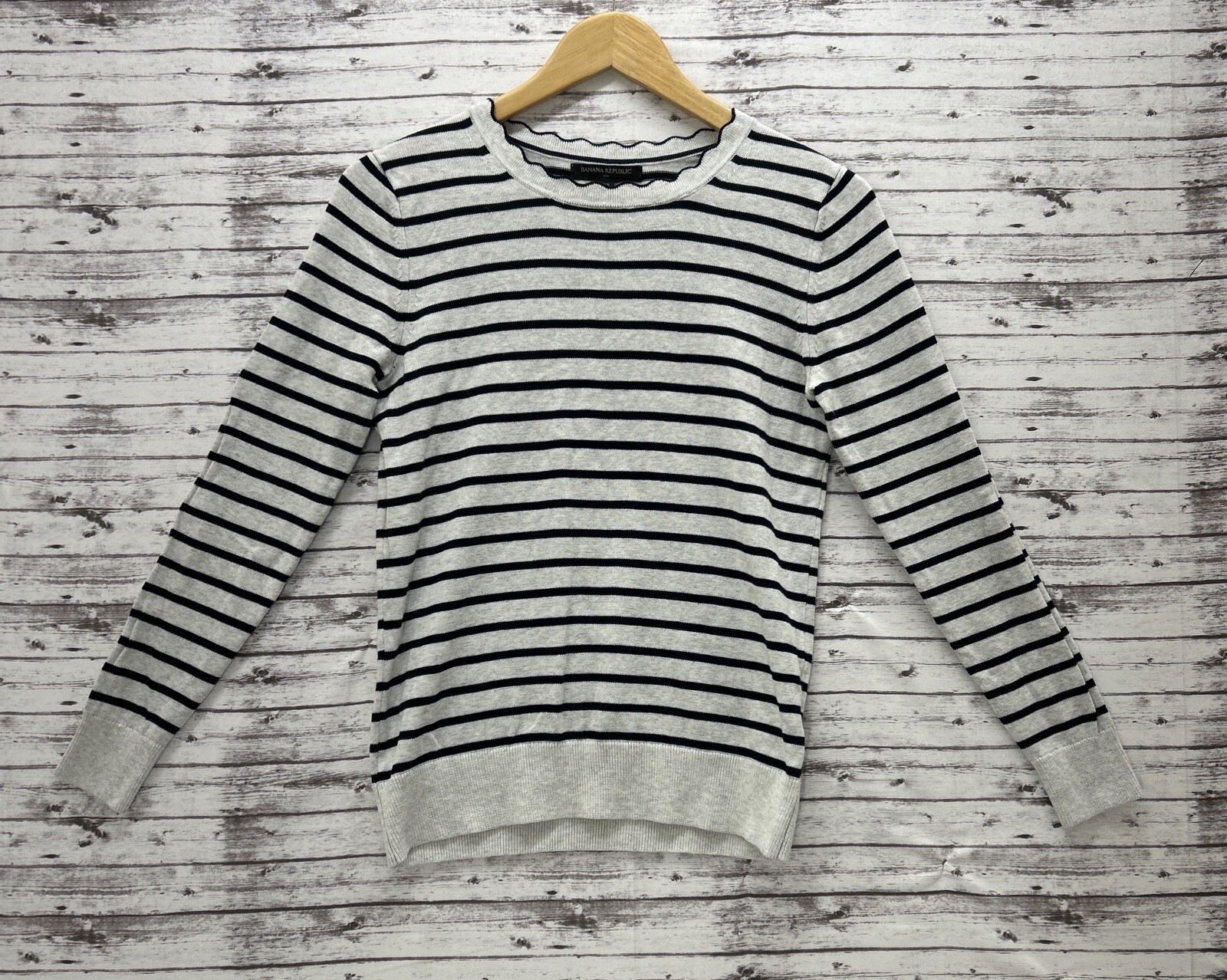 Banana Republic Women's Pullover Sweater Blue Gray Striped XS Neckline Design