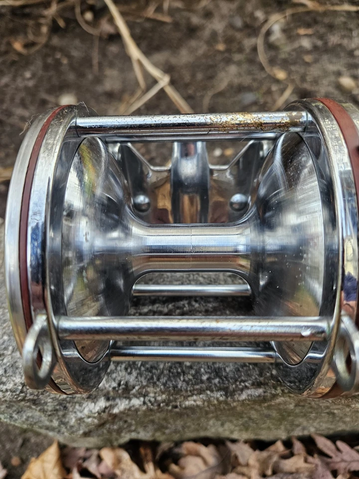 Carrete de colección Penn Senator 114H 6/0 Big Game EE. UU. granate con abrazadera de varilla Foto 2 de 4