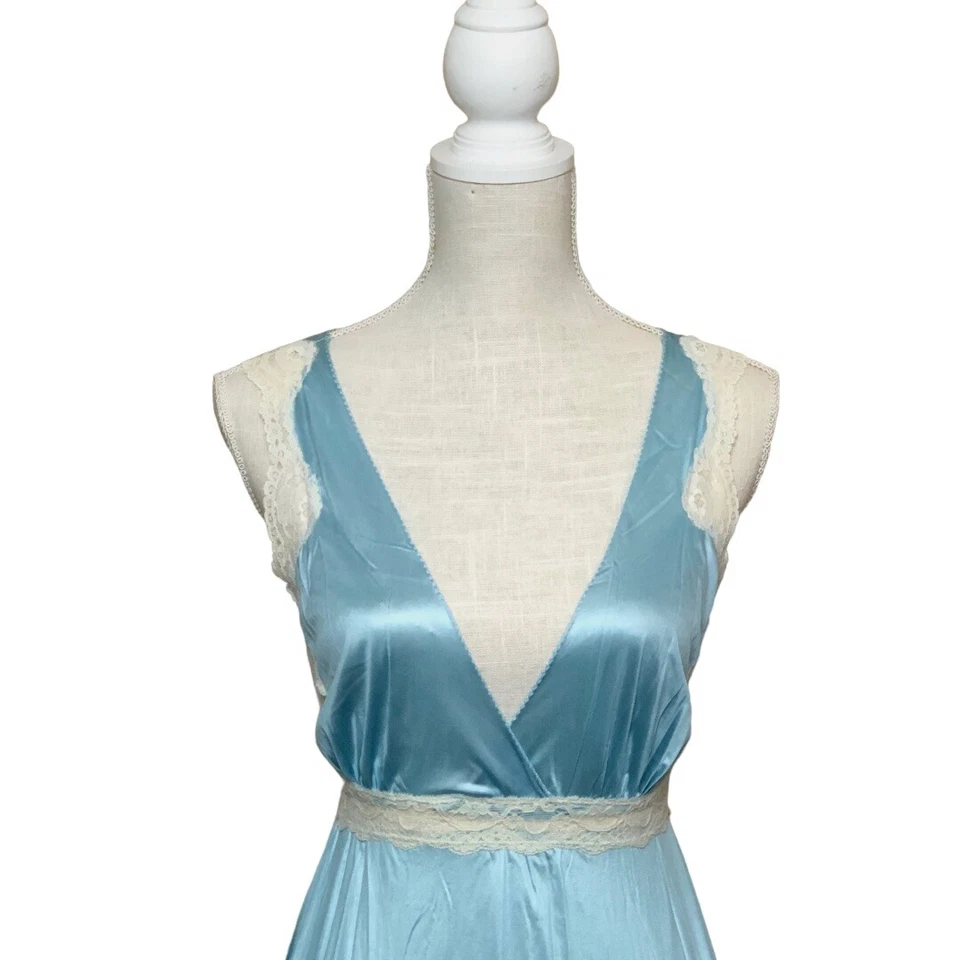Vestido Camisón Largo de Satén Miss Elaine Azul Claro Cuello en V Profundo Borde de Encaje Talla M Foto 2 de 4