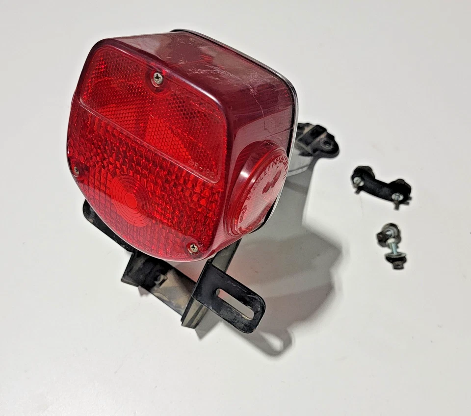 Conjunto de soporte de luz trasera Kawasaki KZ400 KZ400 1974-1978 Foto 2 de 4