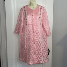 Vtg 60s/70s pink quilted robe with embroidered floral  lace details
