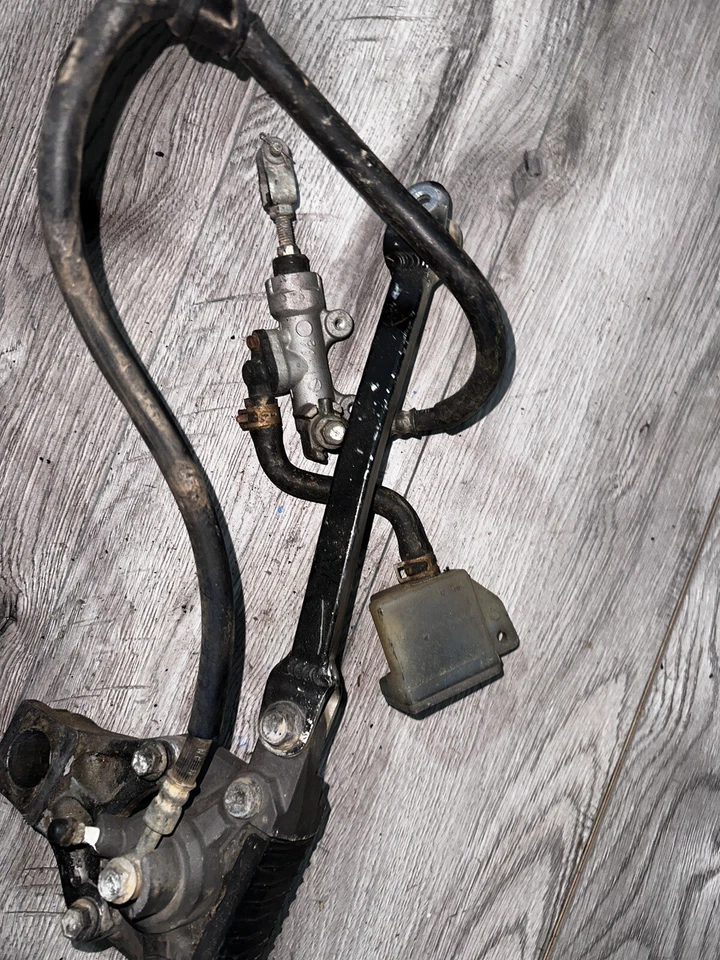 Pinza de freno trasera Suzuki GSXR750 1998 con maestro Foto 2 de 4