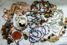 Vintage Bastelmaterial  16 Teile alter Schmuck Ketten Perlen DEKO