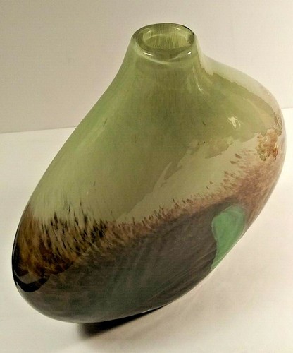STUDIO ART GLASS OVAL FLAT VASE. 9" x 9" INCHES. GREEN ACCENT - Picture 9 of 12