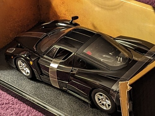 CRISP LINES 1:18 SCALE FERRARI ENZO GOLD PURE BLACK NIOB W/ SHIPPING HARNESSES - Picture 7 of 24