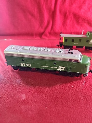 Bachmann HO Burlington Northern Diesel Locomotive #9710, & Caboose #11455.Tested - Picture 4 of 11