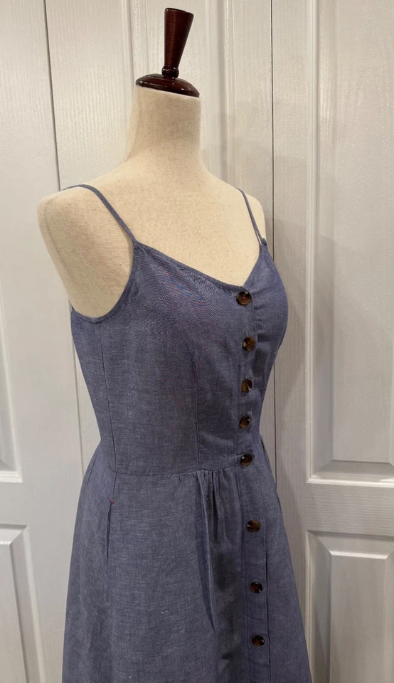 Vestido midi de lino talla 6, abotonado, color denim, correas ajustables, ajuste al acampanado Foto 2 de 4