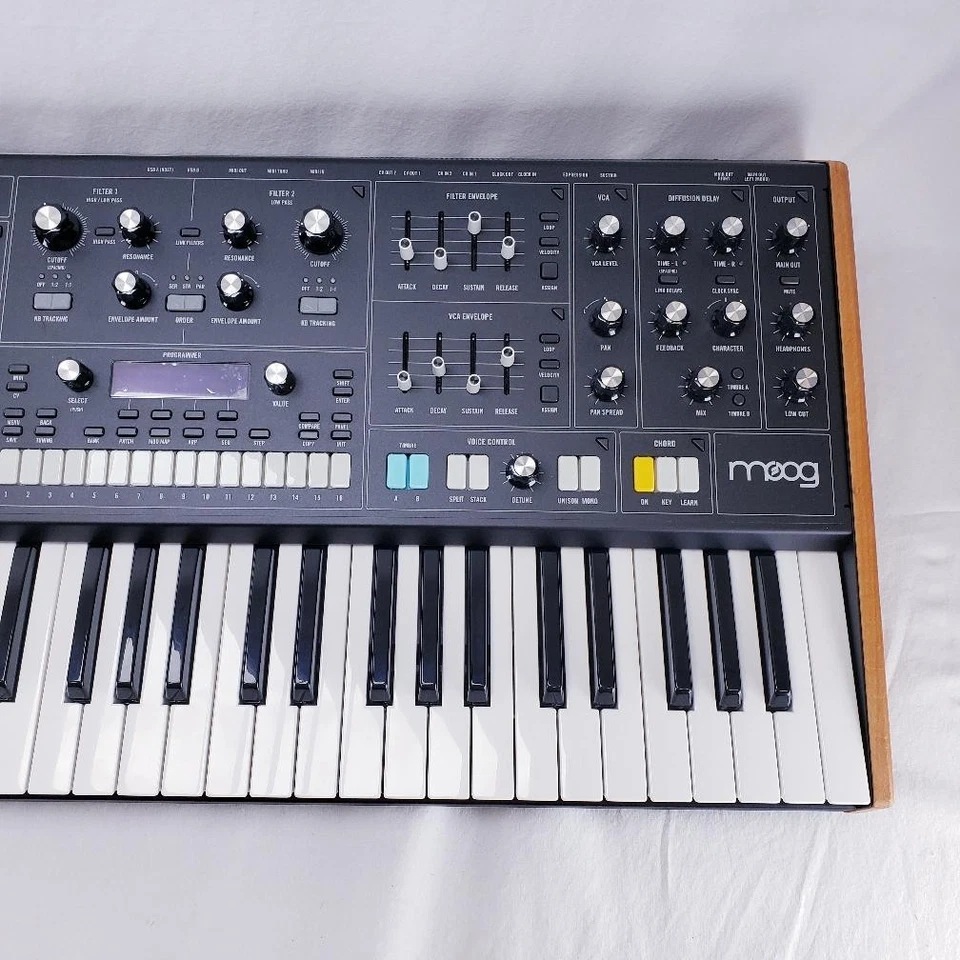 Moog Muse 8-voice Polyphonic Analog Synthesizer w/Gator Hard Case (PB1029383) - Image 4 of 4