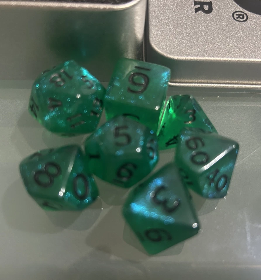 SET Dados de ROL Esmeralda Dungeons & Dragons Adventurer - Imagen 3 de 3