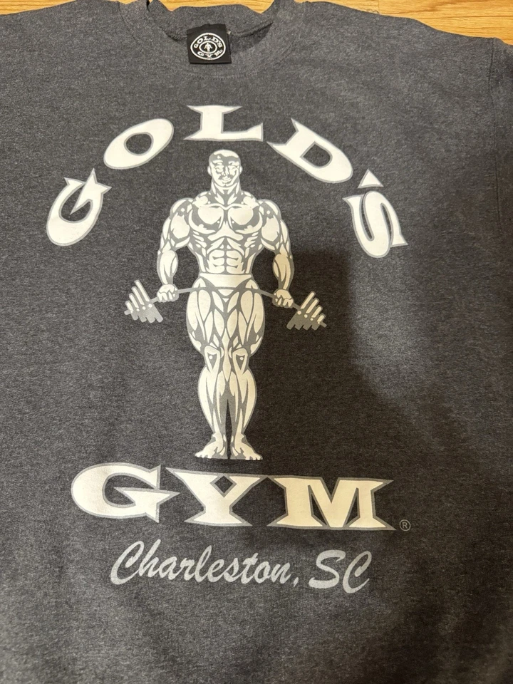 Sudadera de Colección Gold's Gym Cuello Redondo con el logotipo "Muscle Joe" y "Charleston, SC" Foto 2 de 4