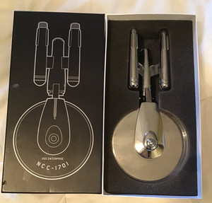 Star Trek-The Original Series USS Enterprise NCC-1701 Pizza Cutter 2010 w/box