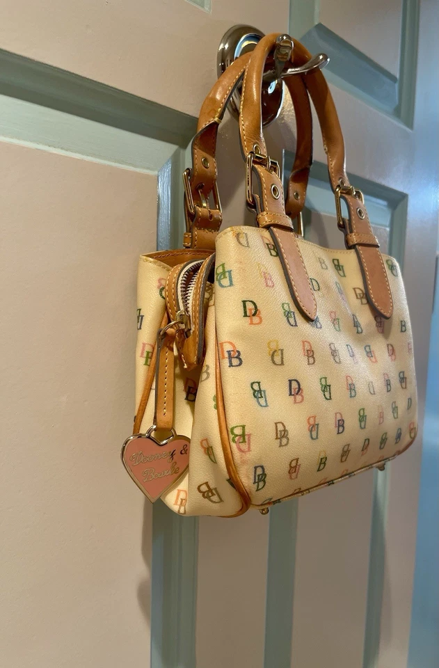 Винтажная кожаная маленькая сумка-тоут Dooney Bourke модель Y2K с радужным логотипом/молнией на металлических ножках - Изображение 2 из 4