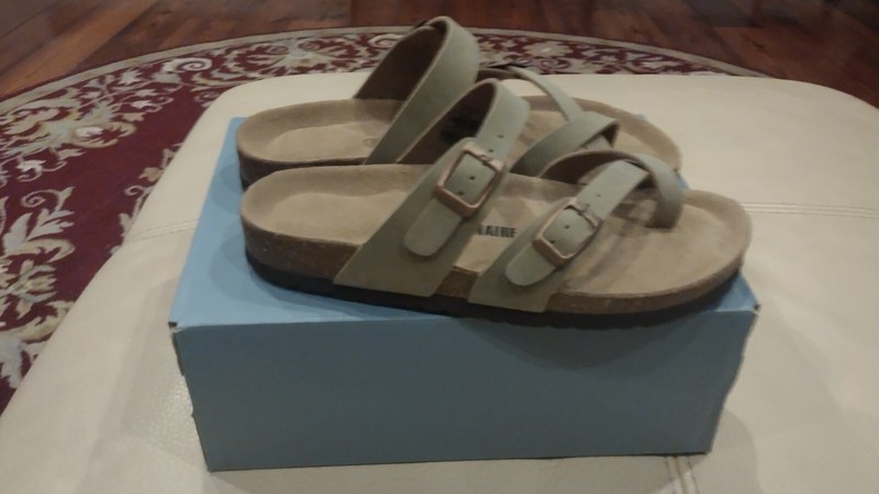 NEW CUSHIONAIRE TAN SANDAL TAUPE GENUINE LEATHER INSOLE SIZE 8.5 WOMENS BUCKLE