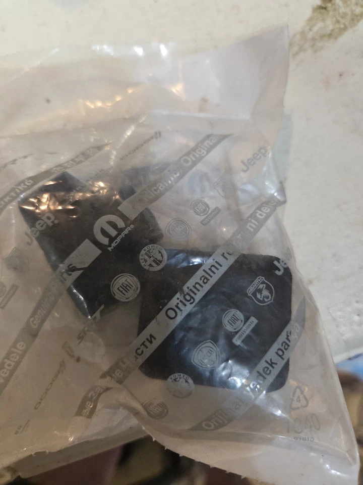 AISLADOR RADIADOR INFERIOR WRANGLER GRAND CHEROKEE NITRO LIBERTY MOPAR 52079884AA Foto 2 de 2