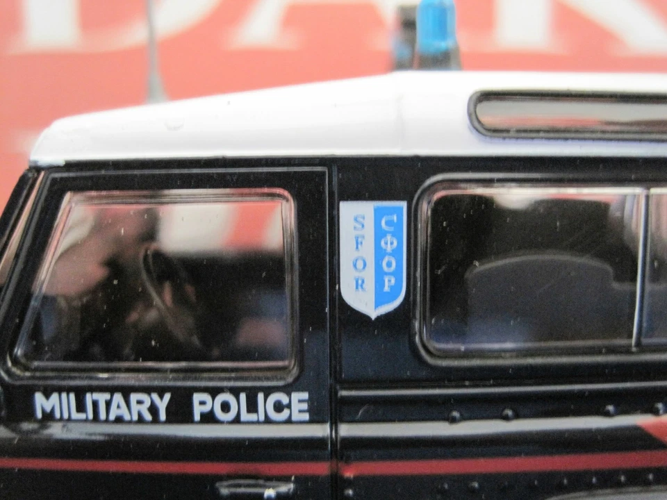 Die cast 1/43 Modellino Auto Carabinieri Land Rover Defender 90 Military Police - Immagine 3 di 4