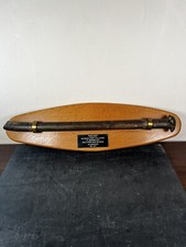 Eine Teeschneidemaschine Schiffsniete montiert auf einer Holzvitrine 