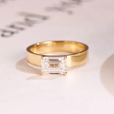 2,30 TCW Smaragdschliff Moissanit East West Set Verlobungsring in 9K Gelbgold
