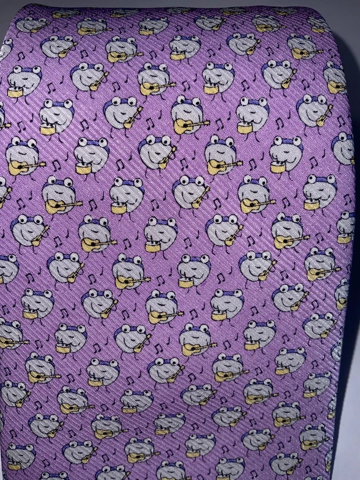 Corbata de seda Southern Tide para hombre pez púrpura tocando guitarra, batería 3 1/2” x 60” mano Foto 2 de 4