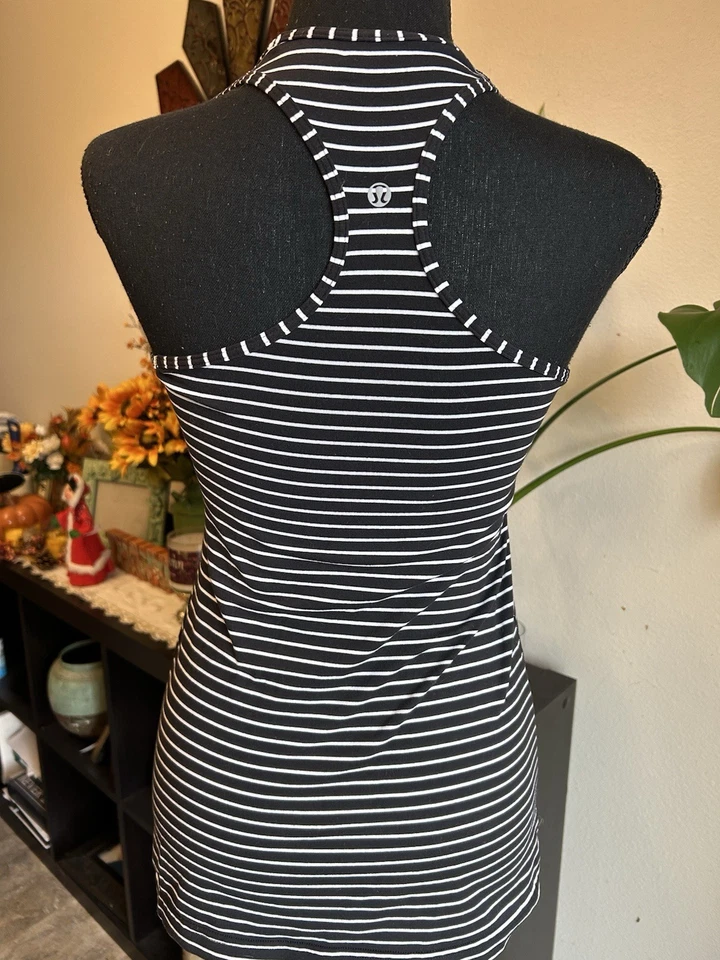 Regata Lululemon listrada preta e branca mede como tamanho 6 Athleisure Yoga - Imagem 3 de 4