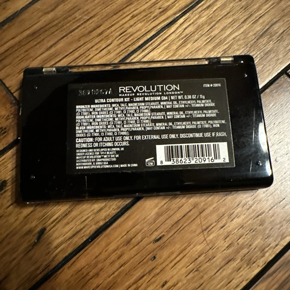 Revolution Makeup Ultra Contouring Makeup Palette Light Medium C04 New - Image 3 of 3