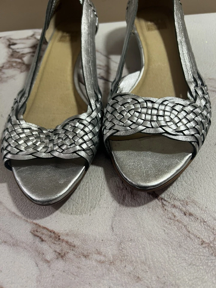 ZAPATOS FRYE CAMERON SKIMMER CUÑAS PLATEADAS PUNTA ABIERTA TALLA 7,5 METÁLICOS Foto 3 de 4