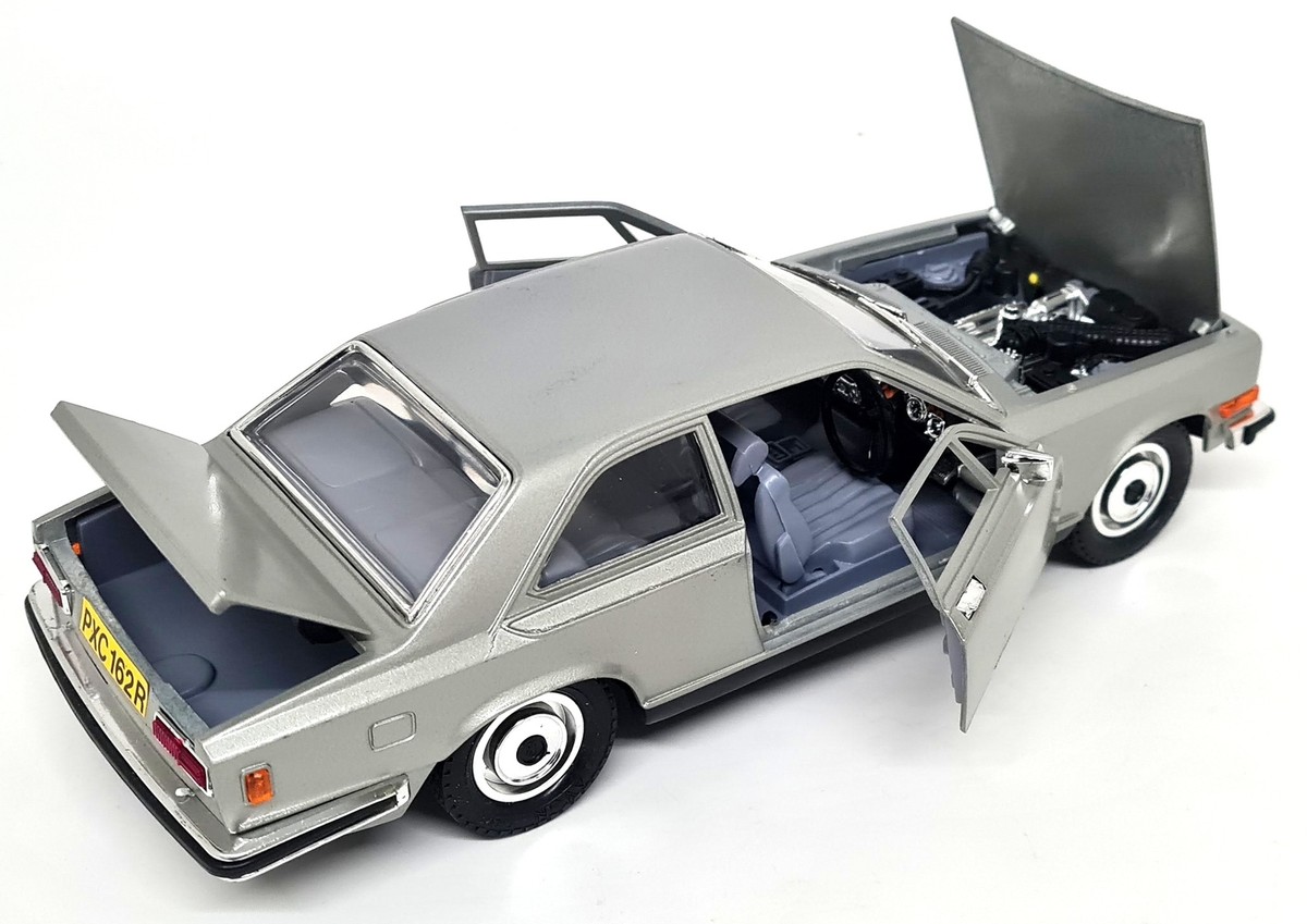 Burago 1/22 Rolls Royce Camargue Silver Diecast scale model