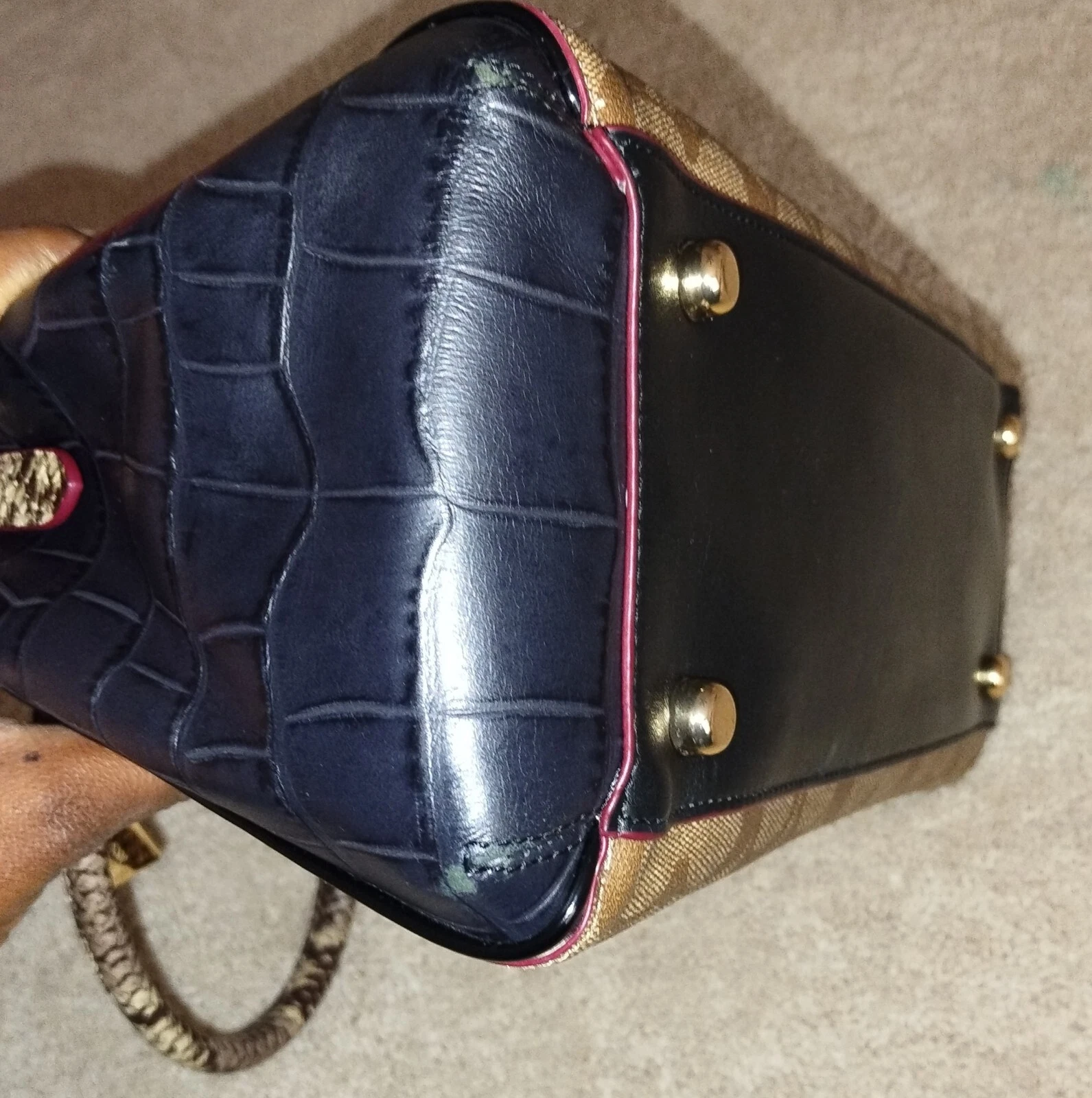 Borsa a tracolla Coach Margot firmata in pelle di serpente goffrata kaki e nera.