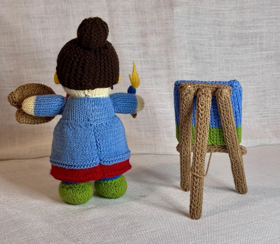 Artista tejida a mano Daphne Dabble de Jean Greenhowe’s Village patrón de damas Foto 2 de 4